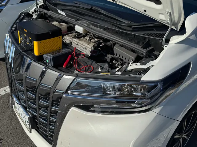 自動車の出張バッテリー上がり、交換作業サービスの画像