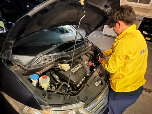 自動車の出張バッテリー上がり、交換作業サービスの画像