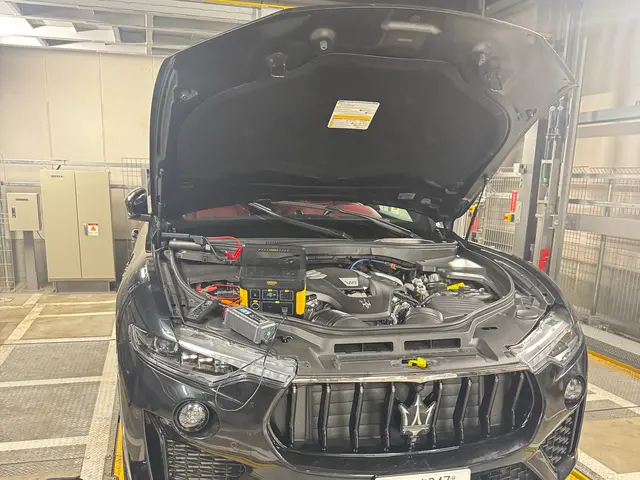 自動車の出張バッテリー上がり、交換作業サービスの画像