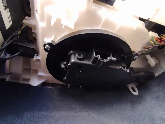 カーエアコンクリーニング】エバポレーターとブロアファンは分解洗浄で臭いの悩み解決サービスの画像