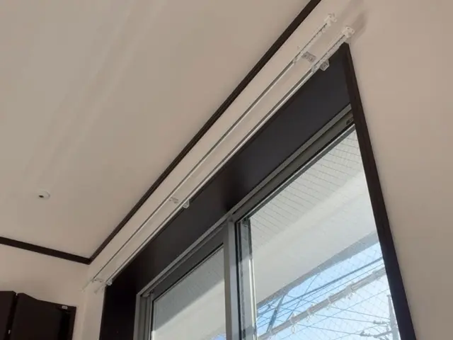 しっかりと下地に留めます｜天井付け/正面付け対応｜吊り下げ式も対応可｜カット対応サービスの画像