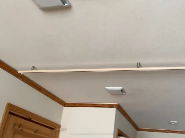 しっかりと下地に留めます｜天井付け/正面付け対応｜吊り下げ式も対応可｜カット対応サービスの画像