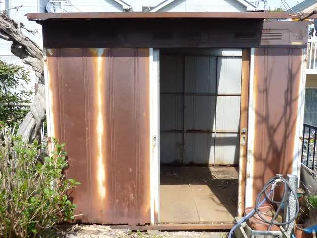 もう使わなくなり放置された物置、バルコニーなど、どんな物置でも解体回収しますサービスの画像