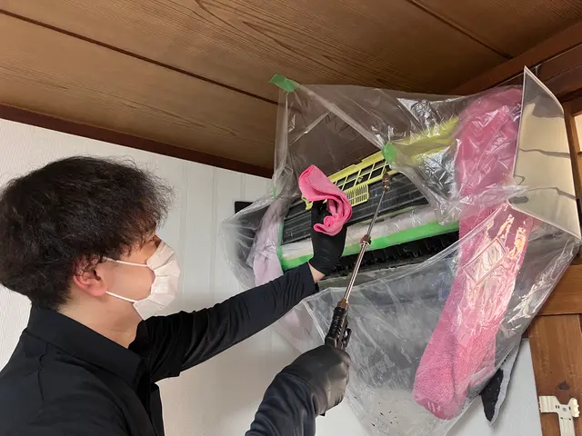 エアコンの気になる臭い、カビ汚れをプロの技術で徹底洗浄します！サービスの画像