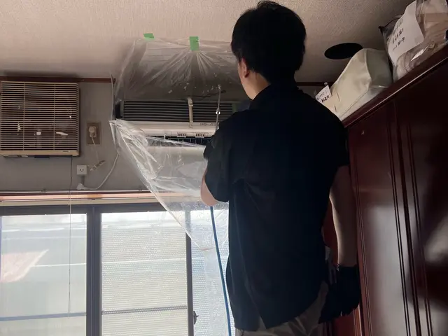 エアコンの気になる臭い、カビ汚れをプロの技術で徹底洗浄します！サービスの画像