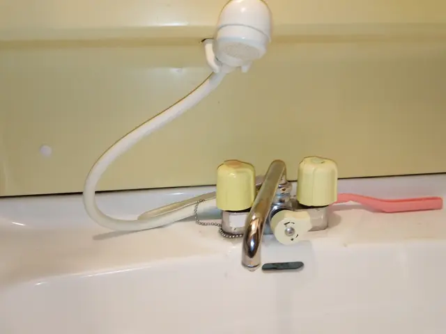 蛇口交換作業費用　6600円〜サービスの画像