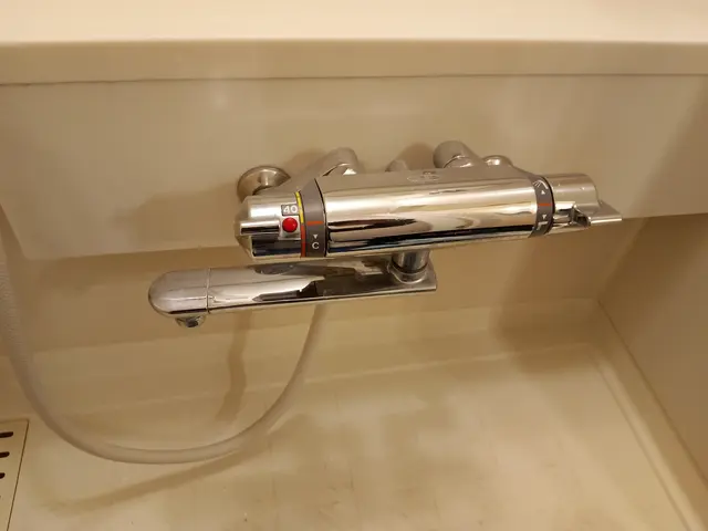 蛇口交換作業費用　8800円〜　　　蛇口よりポタポタの水漏れ　5500円〜サービスの画像