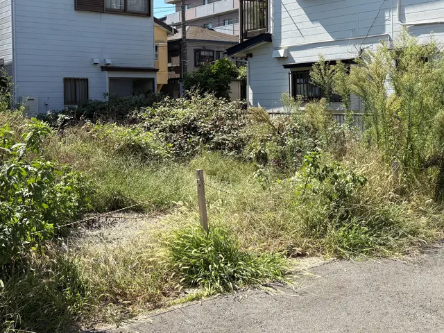 バッテリー式草刈り機での除草なので静かですサービスの画像