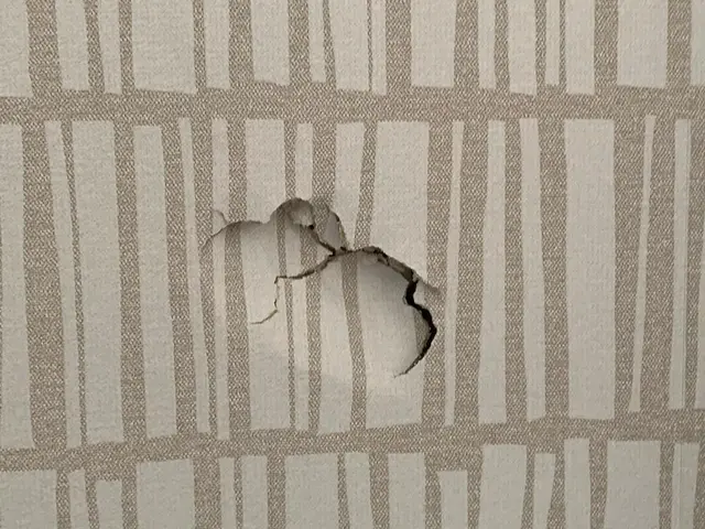 壁紙陥没・穴の部分補修サービスの画像