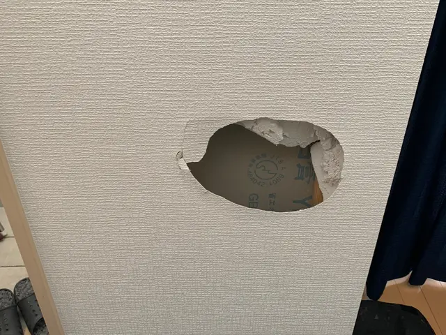 壁紙陥没・穴の部分補修サービスの画像