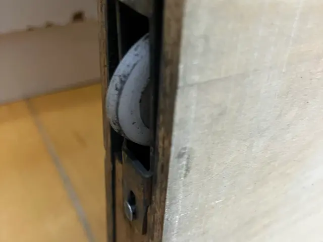 引戸の劣化による戸車交換サービスの画像