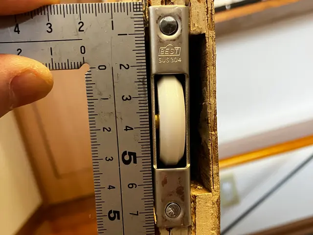 引戸の劣化による戸車交換サービスの画像