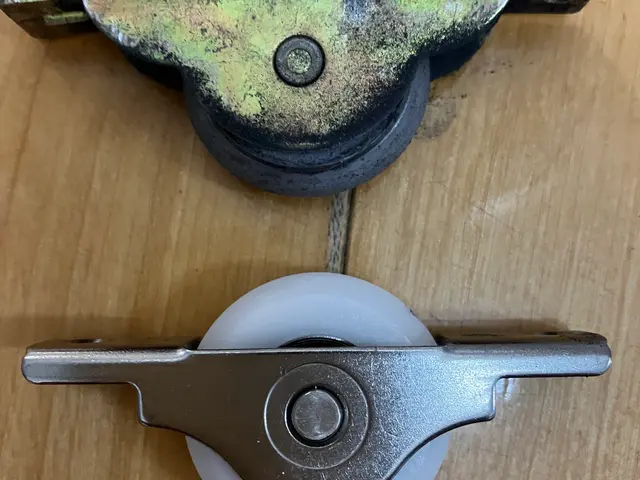 引戸の劣化による戸車交換サービスの画像