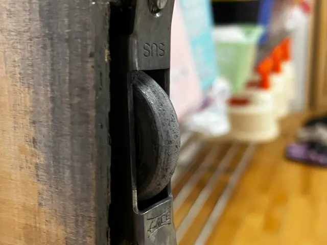 引戸の劣化による戸車交換サービスの画像