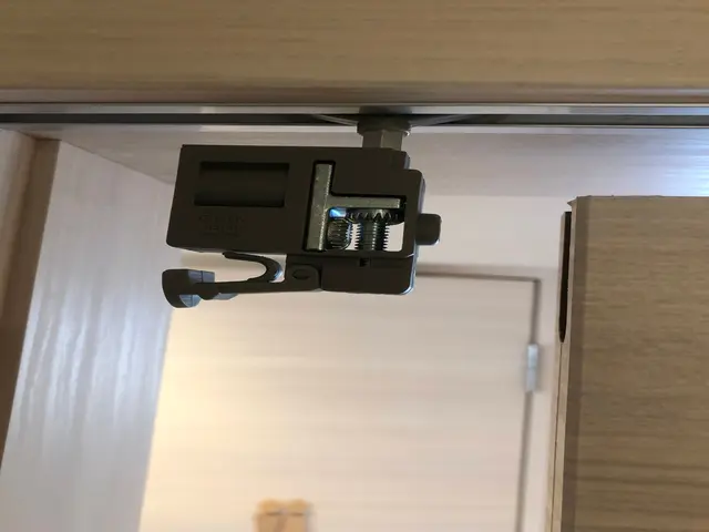 ドア修理、クローゼット修理、キッチン扉修理、折れ戸修理、引き戸修理・お安くしますサービスの画像