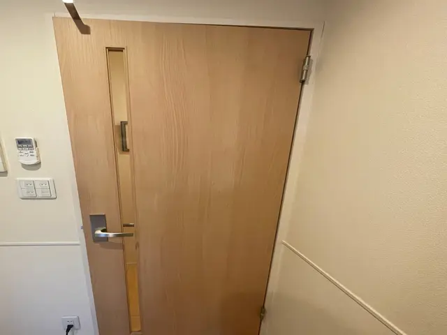 ドア修理、クローゼット修理、キッチン扉修理、折れ戸修理、引き戸修理・お安くしますサービスの画像