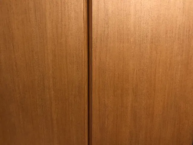 ★その穴なかったコトに★凹みを平らにして塩ビ化粧フィルムで一面貼り直します★サービスの画像