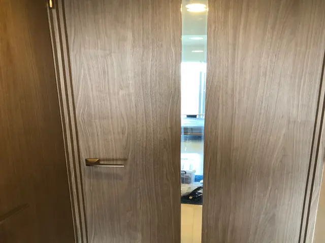 ★その穴なかったコトに★凹みを平らにして塩ビ化粧フィルムで一面貼り直します★サービスの画像