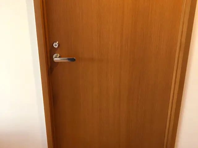 ★その穴なかったコトに★凹みを平らにして塩ビ化粧フィルムで一面貼り直します★サービスの画像