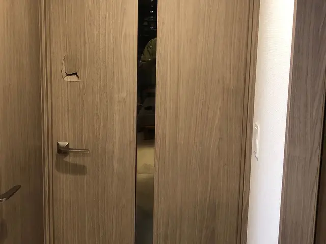 ★その穴なかったコトに★凹みを平らにして塩ビ化粧フィルムで一面貼り直します★サービスの画像