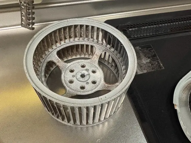 女性スタッフ同行！気になる油汚れなど、当店にお任せください！サービスの画像