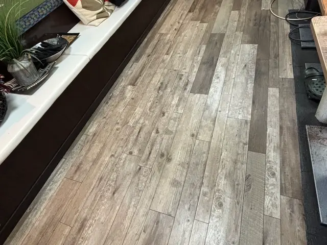 店舗・事務所の清掃お任せ下さい！床汚れ綺麗にさせて頂きます！サービスの画像