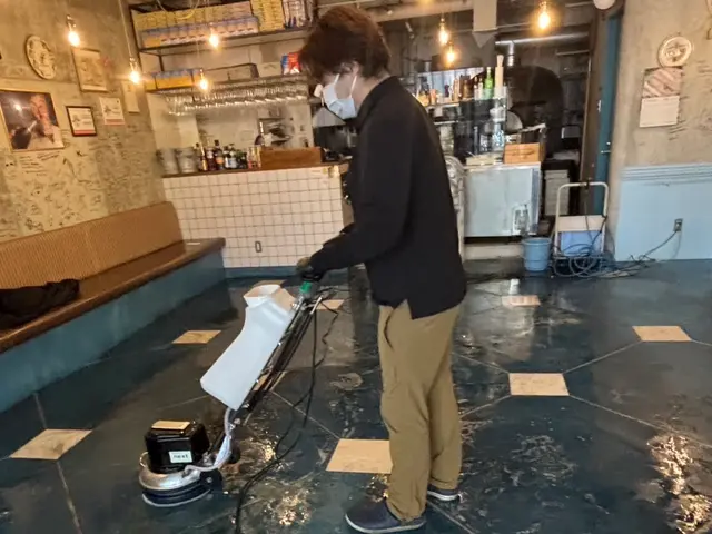 店舗・事務所の清掃お任せ下さい！床汚れ綺麗にさせて頂きます！サービスの画像