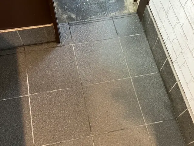 店舗・事務所の清掃お任せ下さい！床汚れ綺麗にさせて頂きます！サービスの画像