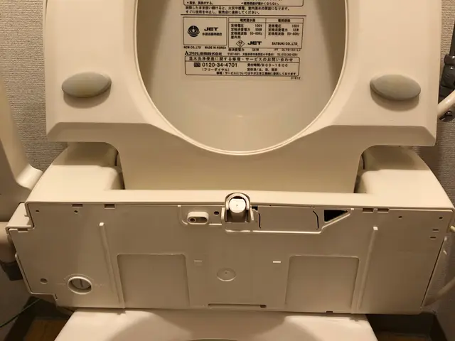 【尿石徹底除去！】プロが独自開発した専用の洗剤使用！壁や床もキレイにします！サービスの画像