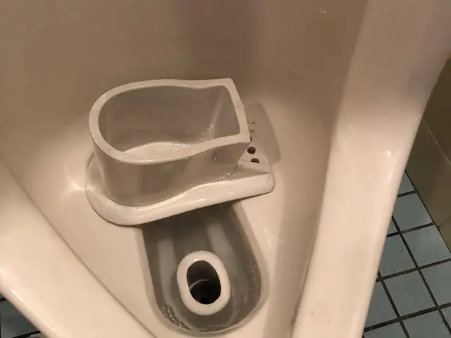 【尿石徹底除去！】プロが独自開発した専用の洗剤使用！壁や床もキレイにします！サービスの画像