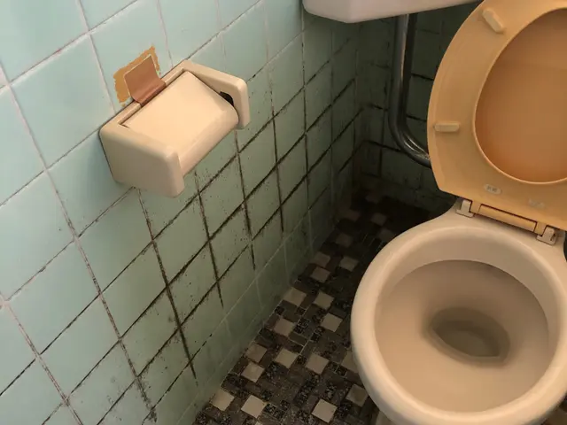 【尿石徹底除去！】プロが独自開発した専用の洗剤使用！壁や床もキレイにします！サービスの画像