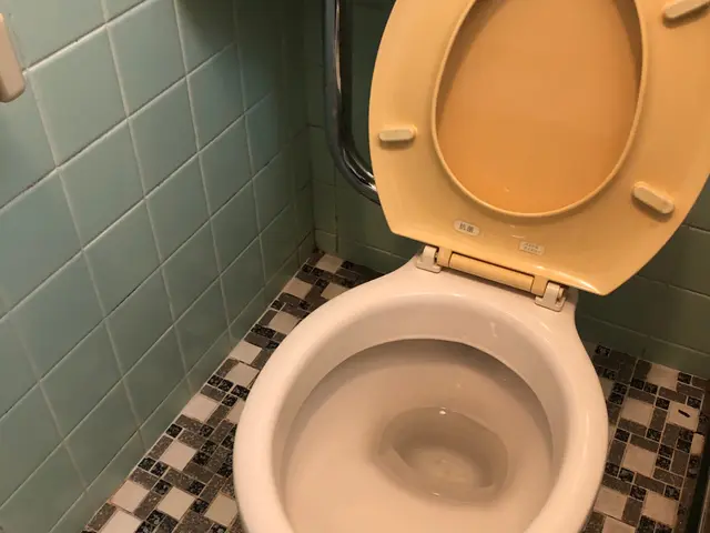 【尿石徹底除去！】プロが独自開発した専用の洗剤使用！壁や床もキレイにします！サービスの画像