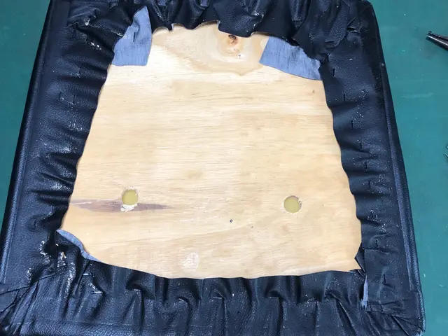 ダイニングチェア張替え賜ります。4脚以上、偶数単位にて、ご依頼願います。サービスの画像