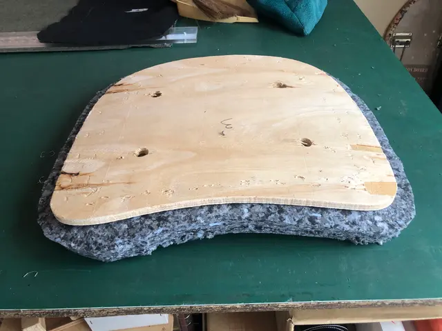 ダイニングチェア張替え賜ります。4脚以上、偶数単位にて、ご依頼願います。サービスの画像