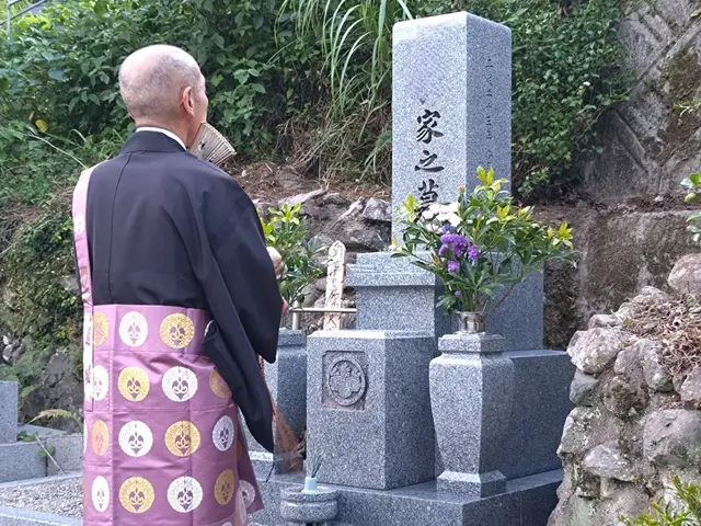 【浄土真宗】私が真心を込めて清掃と読経をいたします。オンラインお墓参り可。サービスの画像