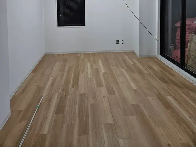 【職人歴11年】兄弟で丁寧に対応！親しみやすい内装プロのフロアタイル施工サービスの画像