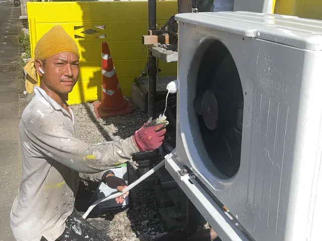 【根性の４回塗り☆】塗装歴25年の熟練した技術をもった職人が丁寧に作業致します！サービスの画像