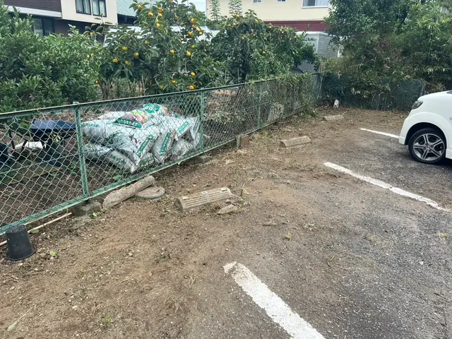 草刈りから草の処分までお任せください！空き地や、お庭どこでも対応いたします。サービスの画像