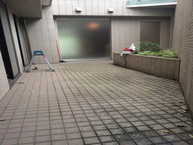 写真の女性が長期休業になります。店長or店長とスタッフでのお伺いです。鳥フンNGサービスの画像