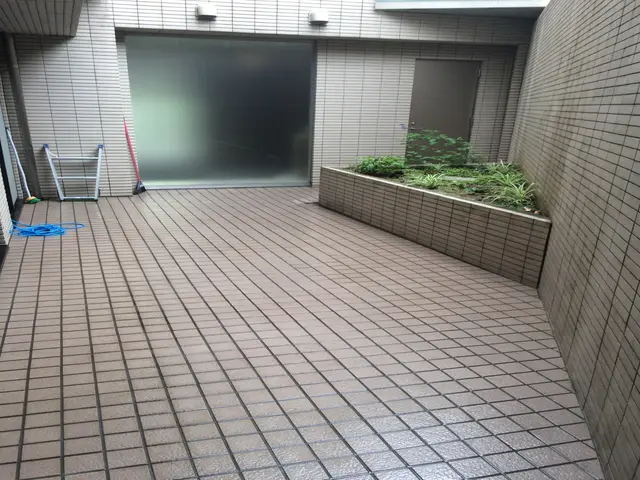 写真の女性が長期休業になります。店長or店長とスタッフでのお伺いです。鳥フンNGサービスの画像