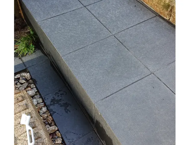 写真の女性が長期休業になります。店長or店長とスタッフでのお伺いです。鳥フンNGサービスの画像