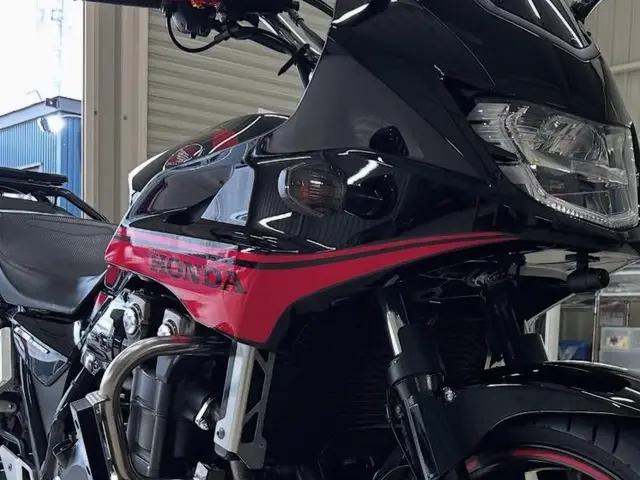 細部まで丁寧にエアブラシでコーティング施工！紫外線・雨・汚れから愛車を守ります！サービスの画像