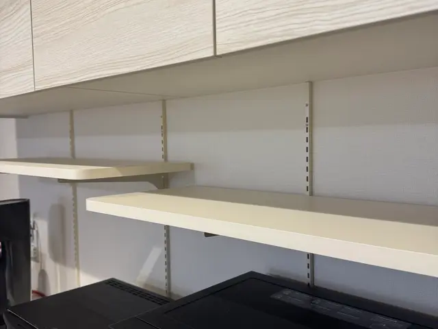 可動棚の取付はプロにお任せください！サービスの画像