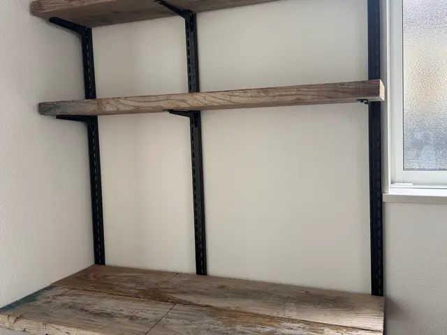 可動棚の取付はプロにお任せください！サービスの画像