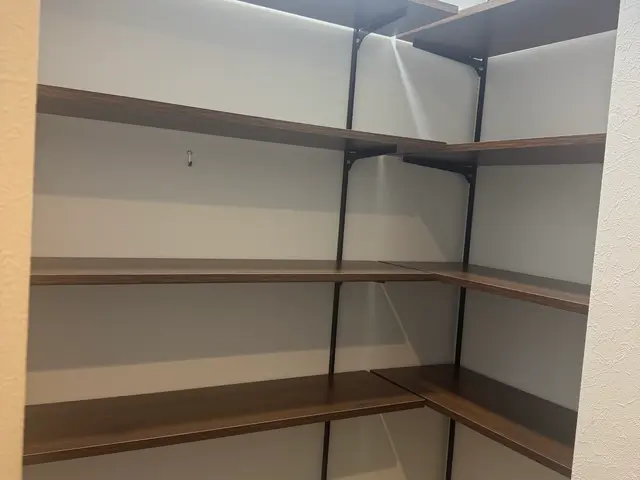 可動棚の取付はプロにお任せください！サービスの画像