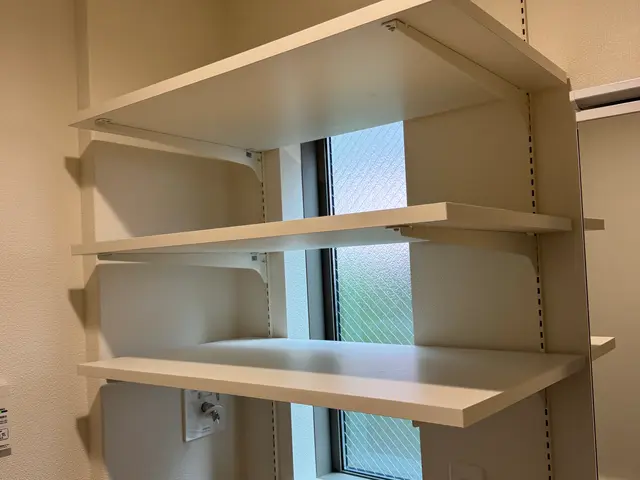 可動棚の取付はプロにお任せください！サービスの画像