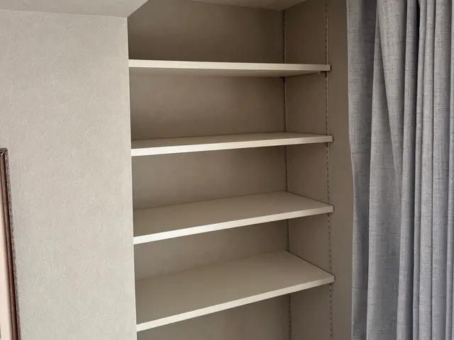 可動棚の取付はプロにお任せください！サービスの画像