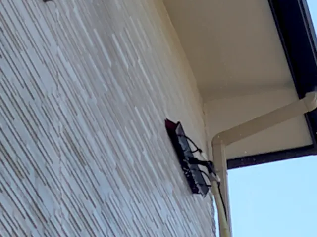 外壁のカビや黒ずみ、汚れを専用洗剤と高所用専用水ブラシで落とします。サービスの画像