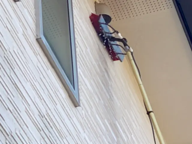 外壁のカビや黒ずみ、汚れを専用洗剤と高所用専用水ブラシで落とします。サービスの画像