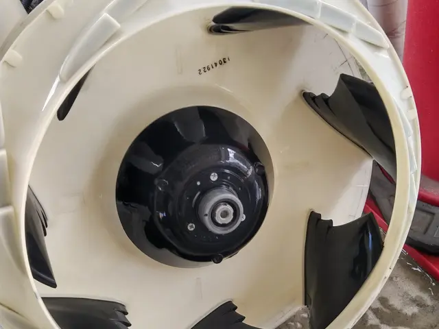 天井埋め込みエアコン四方向　丁寧・信頼のおける対応☆保険加入☆サービスの画像